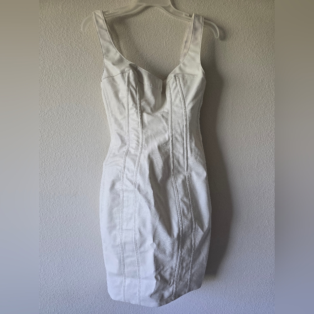 Elegant White Sleeveless Dress